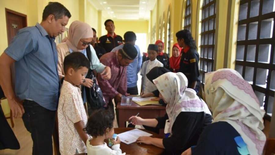 Walikota Metro membuka kegiatan khitan massal dan bazar UMKM yang diselenggarakan oleh Paguyuban Keluarga Permainan Dan Kuliner (PKPK)