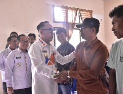 Bupati Waykanan Serahkan Ribuan Kartu BPJS Ketenagakerjaan Untuk Petani